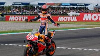 Podium pertama sudah jelas jadi milik Marquez, yang memimpin balapan tanpa kesalahan. Ini jadi kemenangan pertamanya musim ini. (Foto: Rafael Marrodan/REUTERS)