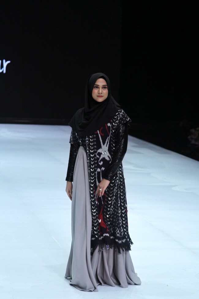 Aktris Nina Zatulani terpilih untuk membawakan karya terbaru Zaskia Sungkar di Indonesia Fashion Week 2019. Memakai hijab syari, penampilannya terlihat berbeda. Foto: Muhammad Abduh/Wolipop