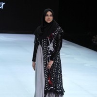 Aktris Nina Zatulani terpilih untuk membawakan karya terbaru Zaskia Sungkar di Indonesia Fashion Week 2019. Memakai hijab syari, penampilannya terlihat berbeda. Foto: Muhammad Abduh/Wolipop