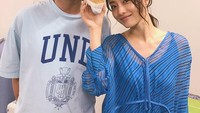 Bersama seorang temannya, Satomi berpose sambil memegang sebuah kue mungil. Seyum manis wanita ini terlihat mempercantik wajahnya yang natural tanpa riasan. Foto: instagram @satomiishihara