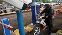 Fasilitas park and ride hanya disediakan di kawasan pinggiran seperti Stasiun Lebak Bulus dan Stasiun Fatmawati.