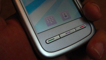 Sedangkan memori internal 230 MB yang bisa ditambah dengan microSD. Foto: phonescoop