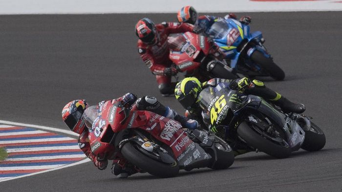 Andrea Dovizioso berduel dengan Valentino Rossi di MotoGP Argentina. (Foto: Mirco Lazzari gp/Getty Images)