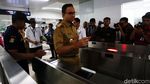 Momen Anies Baswedan Ngantor Naik MRT