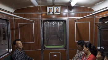 Setiap gerbong kereta selalu ada potret Kim Il-Sung dan Kim Jong-Il, yang dibingkai lebih tebal di bagian atas untuk memberi kesan bahwa para mantan pemimpin ini sedang mengawasi. (Foto: Reuters)