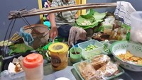 Di kota-kota kecil seperti Blora, Pamotan, hingga ke arah Jawa Timur dikenal racikan tahu sederhana ini. Lontong plus tahu goreng ini dijajakan di warung dengan harga murah. Foto : Instagram @andanusamudra