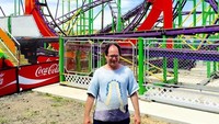 Momennya berfoto dengan sweater roller coaster di Keansburg Amusement Park and Runaway Rapids Waterpark di New Jersey, AS. (sambarskyknitter/ Instagram)