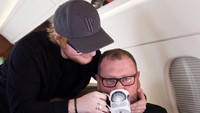 Pergi bersama naik pesawat pribadi, tentunya Ed menyempatkan diri untuk menggoda Kevin. Dengan memberikan gelas minuman untuk Kevin. Duh, akrab sekali ya? Foto: Instagram @securitykev