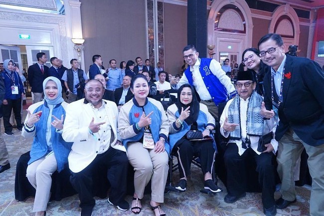 Menghadiri Debat Pilpres 2019 keempat, istri Sandiaga Uno, Nur Asia memakai jaket bomber yang merupakan hasil rancangan putra Prabowo, Didit Hediprasetyo. Jaket dengan potongan bahu raglan itu memadukan warna biru langit, krem, dan hitam. Nur Asia kembali memadukan jaket tersebut dengan hijab berwarna biru tanpa motif. Foto: Instagram/nurasiauno
