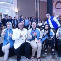 Menghadiri Debat Pilpres 2019 keempat, istri Sandiaga Uno, Nur Asia memakai jaket bomber yang merupakan hasil rancangan putra Prabowo, Didit Hediprasetyo. Jaket dengan potongan bahu raglan itu memadukan warna biru langit, krem, dan hitam. Nur Asia kembali memadukan jaket tersebut dengan hijab berwarna biru tanpa motif. Foto: Instagram/nurasiauno