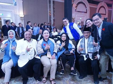 Nur Asia Uno saat pakai jaket karya Didit Hediprasetyo di debat capres keempat.