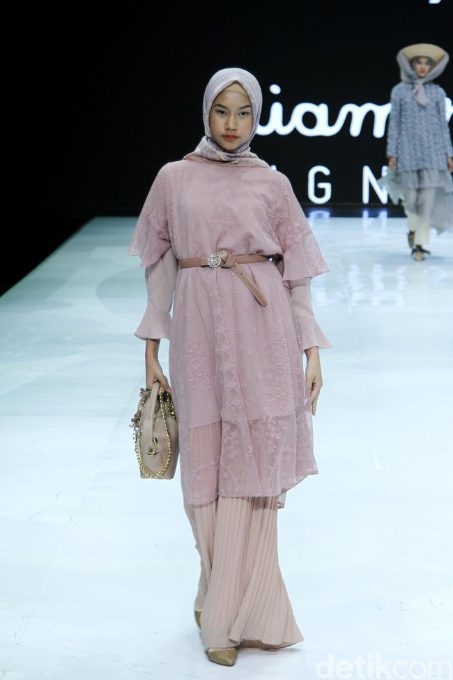 Fashion show enam desainer Indonesia yang berkolaborasi dengan Wardah, mengangkat keindahan Borneo atau Kalimantan di panggung Indonesia Fashion Week 2019, Jakarta Convention Center, Senayan, Jakarta, Sabtu, [30/03/2019]. Foto: Mohammad Abduh/Wolipop