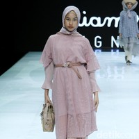 Fashion show enam desainer Indonesia yang berkolaborasi dengan Wardah, mengangkat keindahan Borneo atau Kalimantan di panggung Indonesia Fashion Week 2019, Jakarta Convention Center, Senayan, Jakarta, Sabtu, [30/03/2019]. Foto: Mohammad Abduh/Wolipop