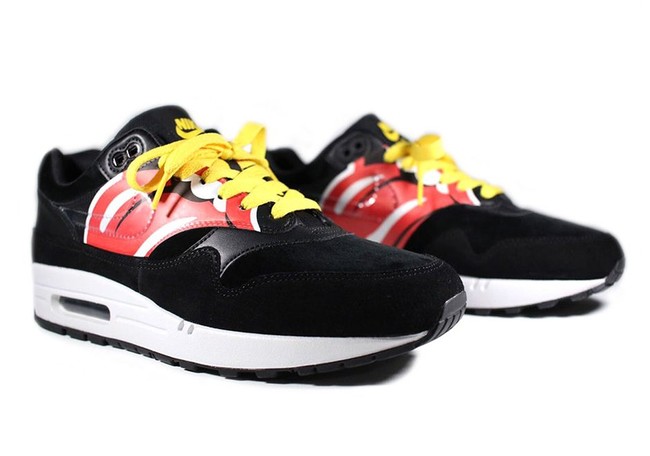 Jelang konser tur dunia No Filter dua tahun lalu, Rolling Stones bersama Nike dan klub sepakbola Paris Saint-Germain merilis versi terbaru dari Nike Air Max 1. Rasa Rolling Stones muncul lewat logo lidah menjulurnya yang ikonis itu di area tali sneakers Sementara itu, tulisan Paris dan No Filter menghiasi area sol sneakers sebagai sentuhan akhir. Harganya mencapai US$ 1.000 sepasang! (Foto: Ist.)