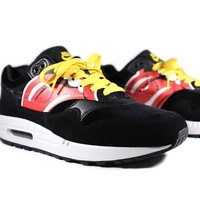 Jelang konser tur dunia No Filter dua tahun lalu, Rolling Stones bersama Nike dan klub sepakbola Paris Saint-Germain merilis versi terbaru dari Nike Air Max 1. Rasa Rolling Stones muncul lewat logo lidah menjulurnya yang ikonis itu di area tali sneakers Sementara itu, tulisan Paris dan No Filter menghiasi area sol sneakers sebagai sentuhan akhir. Harganya mencapai US$ 1.000 sepasang! (Foto: Ist.)