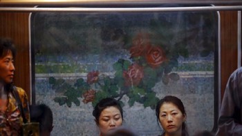 Lukisan jadul tampak menghiasi kaca gerbong MRT di Korut. (Foto: Reuters)