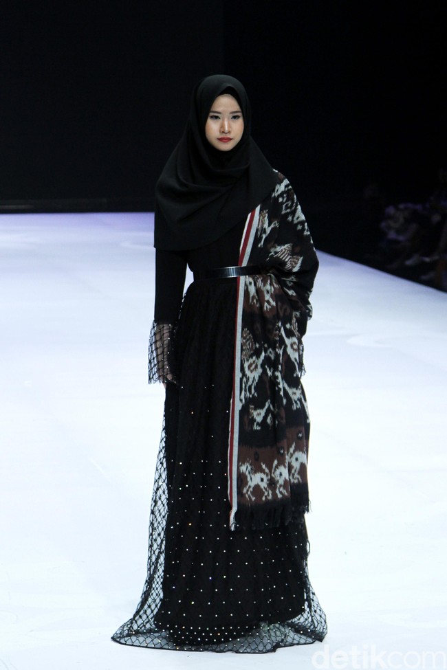Fashion show enam desainer Indonesia yang berkolaborasi dengan Wardah, mengangkat keindahan Borneo atau Kalimantan di panggung Indonesia Fashion Week 2019, Jakarta Convention Center, Senayan, Jakarta, Sabtu, [30/03/2019]. Foto: Mohammad Abduh/Wolipop