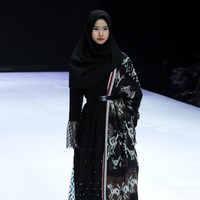 Fashion show enam desainer Indonesia yang berkolaborasi dengan Wardah, mengangkat keindahan Borneo atau Kalimantan di panggung Indonesia Fashion Week 2019, Jakarta Convention Center, Senayan, Jakarta, Sabtu, [30/03/2019]. Foto: Mohammad Abduh/Wolipop