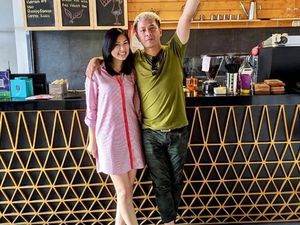 Posting Foto Bareng Delon Thamrin, Aida: Laugh Together, Last Forever