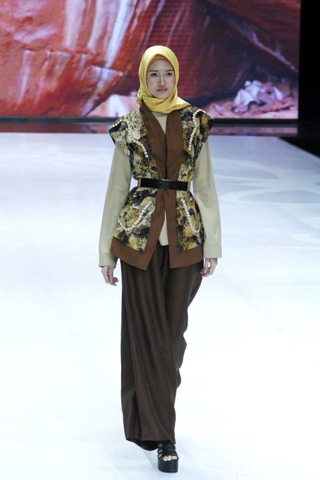 Fashion show busana muslim Shafira ini mengangkat tema bertajuk World Wonderer di Indonesia Fashion Week 2019, Jakarta Convention Center, Senayan, Jakarta. Jumat, [29/03/2019]. Foto: Mohammad Abduh/Wolipop
