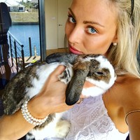 Hubungan keduanya sering dinilai sebelah mata karena jarak keduanya yang begitu jauh. Bahkan usia Emily lebih muda dibanding anak-anak Steve.  Foto: dok. Facebook, Instagram