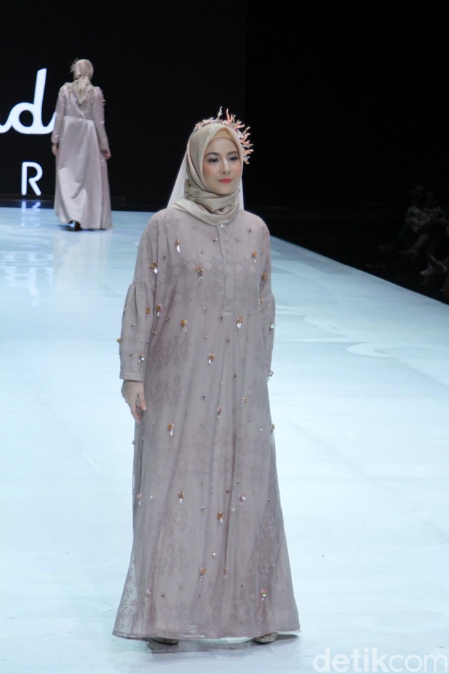 Selain Olla Ramlan, ada pula Natasha Rizki yang terlihat anggun dalam balutan busana karya Ria Miranda. Artis berhijab itu juga sering didaulat menjadi muse di berbagai peragaan busana. Foto: Muhammad Abduh/Detikcom