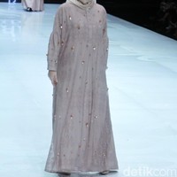 Selain Olla Ramlan, ada pula Natasha Rizki yang terlihat anggun dalam balutan busana karya Ria Miranda. Artis berhijab itu juga sering didaulat menjadi muse di berbagai peragaan busana. Foto: Muhammad Abduh/Detikcom