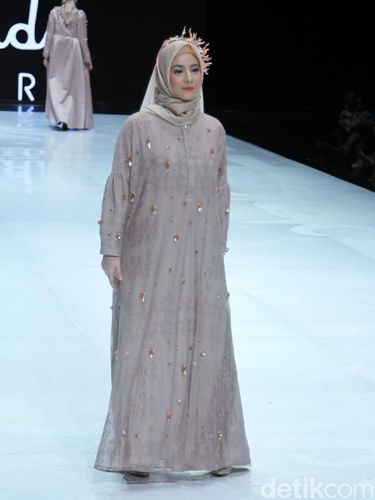 Koleksi Ria Miranda di IFW 2019.