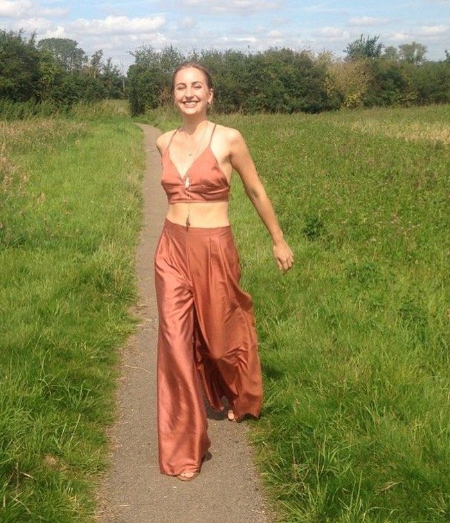  Cukup mungkin bahwa dia naik gunung untuk menyambut matahari terbit, melepaskan pakaiannya saat pergi. Ia jatuh karena tidak mengonsumsi makanan atau cairan sehingga menyebabkan bekas luka seperti pukulan pada tubuhnya, kata Ann. Foto: Instagram @vegan_.lion