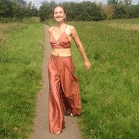  Cukup mungkin bahwa dia naik gunung untuk menyambut matahari terbit, melepaskan pakaiannya saat pergi. Ia jatuh karena tidak mengonsumsi makanan atau cairan sehingga menyebabkan bekas luka seperti pukulan pada tubuhnya, kata Ann. Foto: Instagram @vegan_.lion