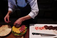 Sambut Kaisar Baru, Ada Burger Mewah Rp12,8 Juta di Jepang