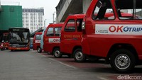 Sejumlah angkutan umum ini memarkir kendaraannya untuk menunggu penumpang yang turun dari MRT.