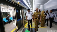 Gubernur DKI Jakarta Anies Baswedan menumpang Moda Raya Terpadu (MRT) dari kediamannya menuju Balai Kota DKI Jakarta.