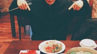 Jang Ki-yong terlihat sedang menikmati makanan Korea dengan mengenakan jaket hitam. Foto: Instagram@juanxkui