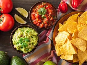 Kendall Jenner Belajar Resep Bikin Guacamole dari Sang Ibu, Kris Jenner