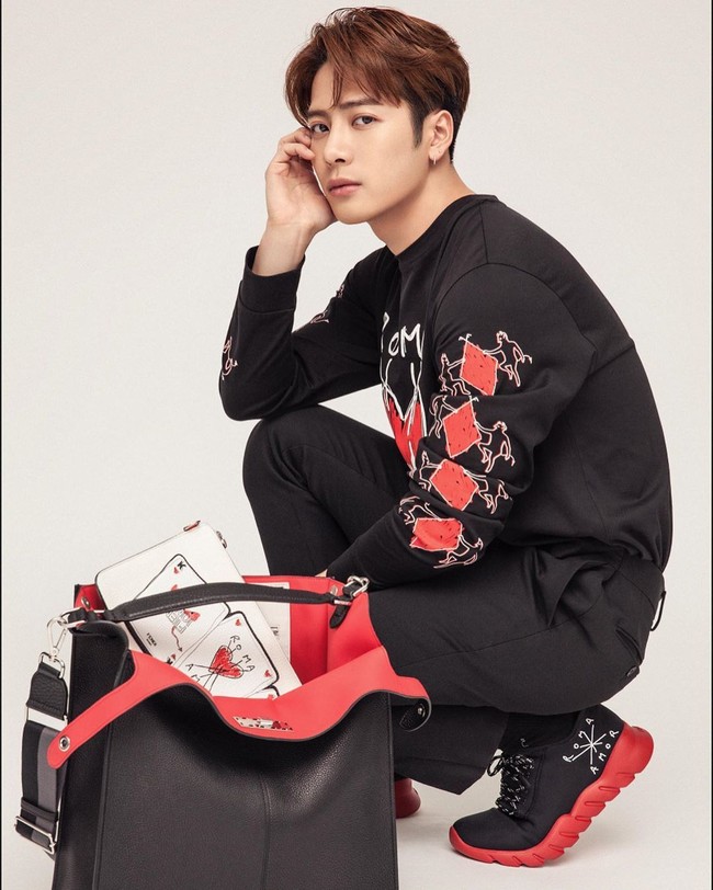 Jackson Wang, penyanyi boyband Korea Selatan dari grup Got7 berada di posisi ke-9 pria paling tampan se-Asia. Penampilan dan tarian Jackson disetiap konsernya yang memukau kerap membuat wanita bersorak dan jatuh hati padanya. Foto: Instagram