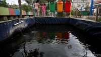 Taman juga dilengkapi dengan kolam ikan lele.