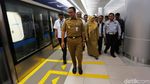 Momen Anies Baswedan Ngantor Naik MRT