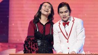 Aaliyah Massaid berduet dengan Dul di sebuah acara belum lama ini. Foto: Noel/detikFoto