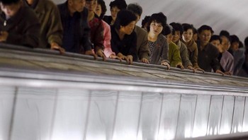 Tampak para warga antre di eskalator. (Foto: Reuters)