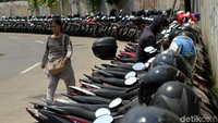 Puluhan motor terparkir di sisi jalan.