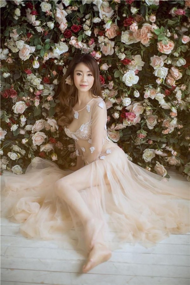 Qin Ling merupakan ibu dua anak wanita dan nenek seorang cucu asal Chongqing, Tiongkok. Kedua putrinya menyiapkan sebuah pemotretan untuk memperingati hari jadinya yang sudah mencapai usia 50-an. Foto-foto dari pemotretan itulah yang kemudian viral karena banyak orang tak menyangka Ling sudah berusia lebih dari 50 tahun.  Foto: Dok. Tencent / CZTV / Sina