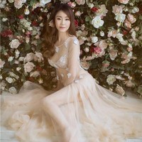 Qin Ling merupakan ibu dua anak wanita dan nenek seorang cucu asal Chongqing, Tiongkok. Kedua putrinya menyiapkan sebuah pemotretan untuk memperingati hari jadinya yang sudah mencapai usia 50-an. Foto-foto dari pemotretan itulah yang kemudian viral karena banyak orang tak menyangka Ling sudah berusia lebih dari 50 tahun.  Foto: Dok. Tencent / CZTV / Sina