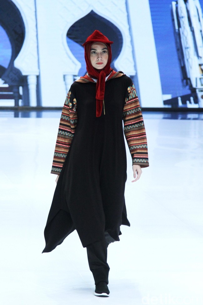 Fashion show busana muslim Shafira ini mengangkat tema bertajuk World Wonderer di Indonesia Fashion Week 2019, Jakarta Convention Center, Senayan, Jakarta. Jumat, [29/03/2019]. Foto: Mohammad Abduh/Wolipop