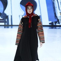 Fashion show busana muslim Shafira ini mengangkat tema bertajuk World Wonderer di Indonesia Fashion Week 2019, Jakarta Convention Center, Senayan, Jakarta. Jumat, [29/03/2019]. Foto: Mohammad Abduh/Wolipop