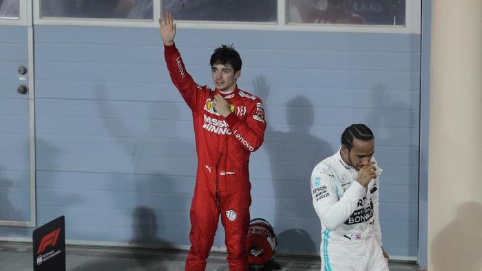 Pebalap Ferrari, Charles Leclerc, saat satu podium dengan Lewis Hamilton. (Foto: Hamad I Mohammed/Reuters)