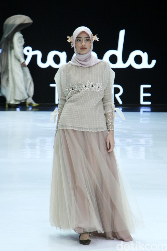 Fashion show enam desainer Indonesia yang berkolaborasi dengan Wardah, mengangkat keindahan Borneo atau Kalimantan di panggung Indonesia Fashion Week 2019, Jakarta Convention Center, Senayan, Jakarta, Sabtu, [30/03/2019]. Foto: Mohammad Abduh/Wolipop