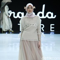 Fashion show enam desainer Indonesia yang berkolaborasi dengan Wardah, mengangkat keindahan Borneo atau Kalimantan di panggung Indonesia Fashion Week 2019, Jakarta Convention Center, Senayan, Jakarta, Sabtu, [30/03/2019]. Foto: Mohammad Abduh/Wolipop