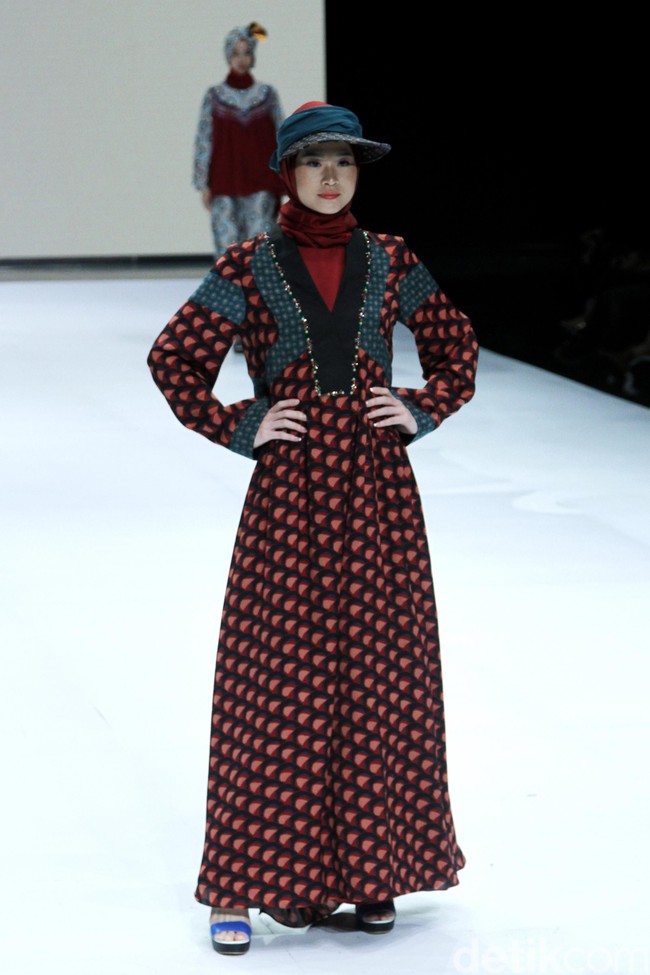 Fashion show busana muslim Shafira ini mengangkat tema bertajuk World Wonderer di Indonesia Fashion Week 2019, Jakarta Convention Center, Senayan, Jakarta. Jumat, [29/03/2019]. Foto: Mohammad Abduh/Wolipop