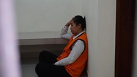 Ketika ditanya tentang nasib ketiga anaknya, Ayu kehilangan kata-kata. Air matanya lalu menetes. Apalagi dia tak menyangka harus mendekam bui karena ulah pria yang dia cintai. Ya iyalah (cinta) sampai saya bolak-balik Jawa-Bali dari Madiun-Gilimanuk, kalau nggak seneng atau cinta gimana? tuturnya.